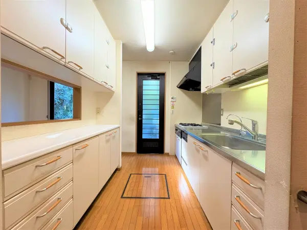 （南西側キッチン）上下の収納や背面のカップボードなど、収納スペースが豊富に備わっています。