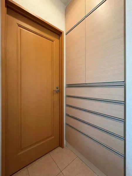 天井高の大容量の収納棚。タオルだけでなく洗剤類、シャンプーなどの衛生用品もきちんと収納いただけます。