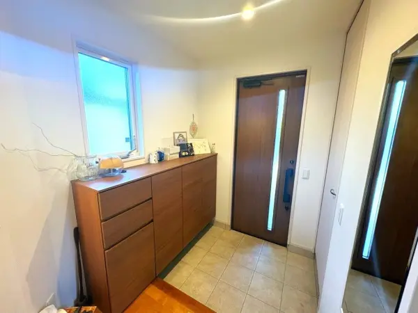 玄関にはシューズボックスがあります。棚にはコレクションなどを並べて、お好みの空間を演出できます。