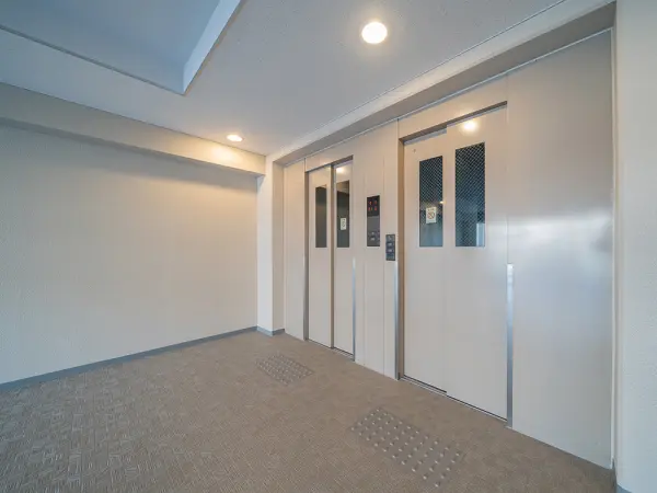 エレベーターは2基。お買い物やお仕事帰りに重い荷物を持っていても、スムーズにお部屋まで移動できます。