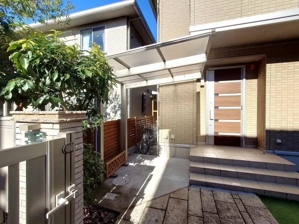 （サイクルポート）自転車やバイクも停められる広さ。雨の日も濡れずに玄関へ行き来することができます。