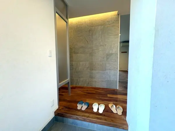 玄関部分の土間収納は高さがあり、季節物やゴルフバッグ・スーツケースの収納にも重宝します。