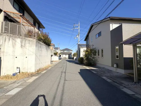 東側道路幅員約6.0ｍに約5.4ｍ面しています。お車同士のすれ違いもスムーズな道路幅がございます。