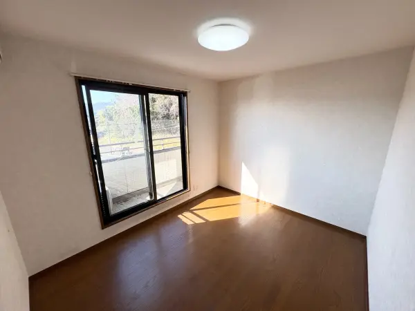 洋室約5.5帖:南西側がバルコニーに面しています。壁面部分が多く、壁付けで配置できます。