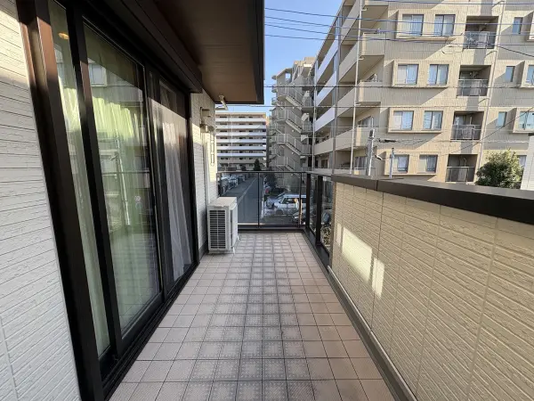 2階3階には南向きのバルコニーあり、掃き出し窓で広く陽光を取り込み室内空間を明るくしてくれます。