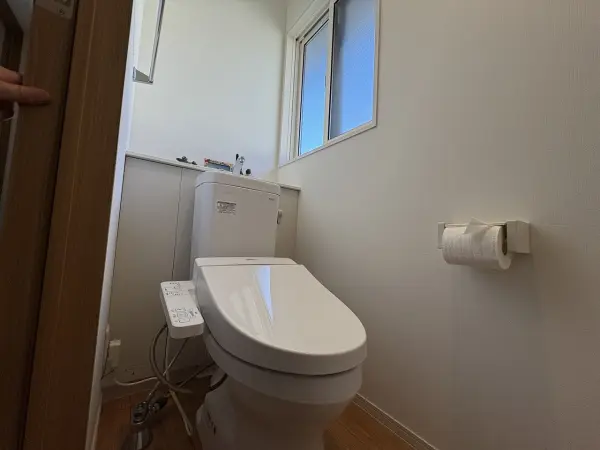 温水洗浄便座付きのため、毎日快適にお使いいただけます。トイレは各階に設けられています。