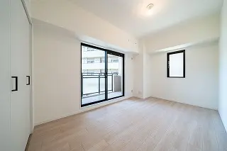 主寝室にもおすすめのお部屋です。南東・北東の2面採光が確保されています。