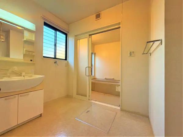 （南西側洗面所）複数人でも利用しやすい、ゆとりのある広さ。タオルハンガーが設置されています。