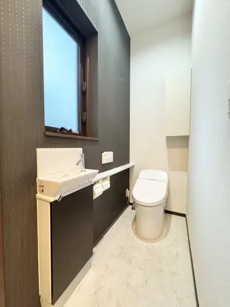 1階は手洗い付きトイレです。