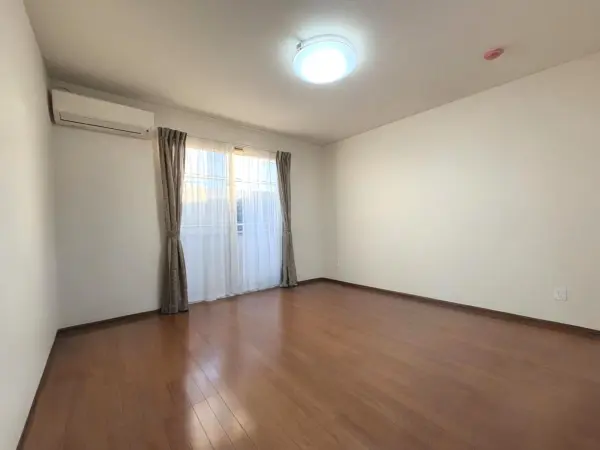 主寝室は約8.1帖。南側バルコニーに面しており、日中明るくお過ごしいただけます。