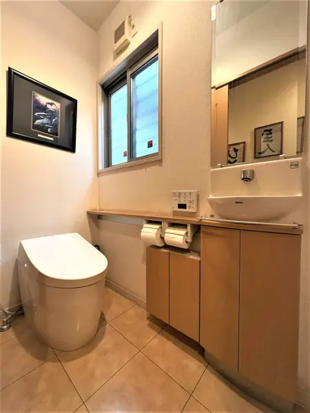 トイレは1・2階の2ヶ所。来客時に気を遣うことなく利用でき、忙しい朝も慌てずにすみそうです。