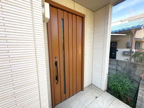 柔らかなな印象をもたらす木材を使用した玄関扉です。ご家族やお客様を温かく出迎えます。