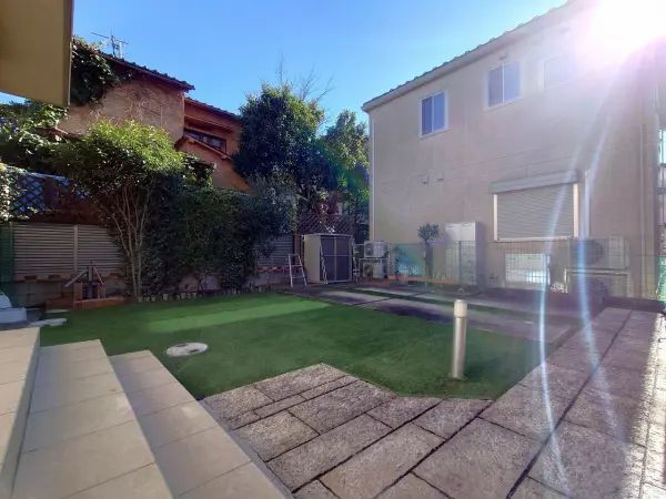 メンテナンスフリーな人工芝の庭です。ガーデニングや屋外での食事等、多用途に活用できます。