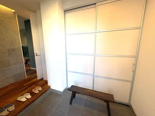 玄関部分の土間収納は高さがあり、季節物やゴルフバッグ・スーツケースの収納にも重宝します。