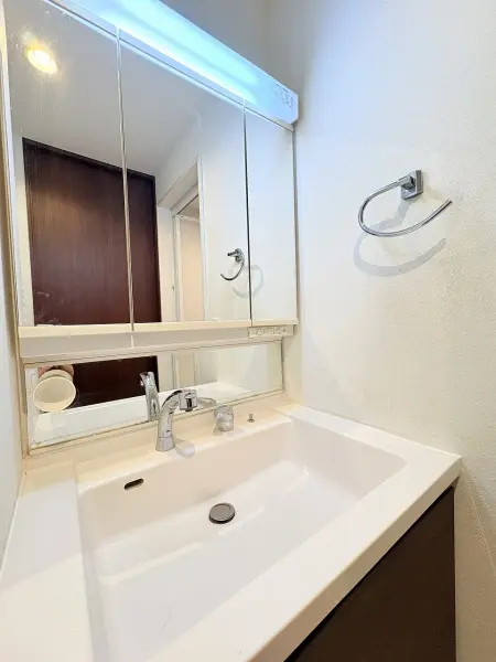 清潔感あふれる洗面室は、毎日の身支度が快適に行える気持ちの良い空間です。