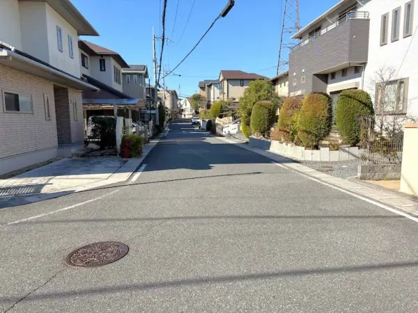 東側・南側の二方の道路に面しています。南側道路幅員は約6.0ｍ、接面は約8.7ｍとなっております。