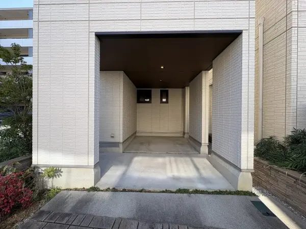 雨や風の影響を受けにくいビルトインガレージで、大切な車を安心して保管できます。