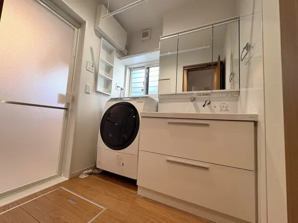 三面鏡の洗面台が設置されています。床下収納が設けられており、日用品のストックなどを保管できます。