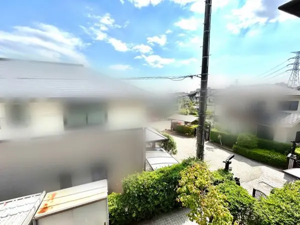 第一種低層住居専用地域内に位置し、落ち着きのある街並みです。小中学校が徒歩11分圏内に揃います。