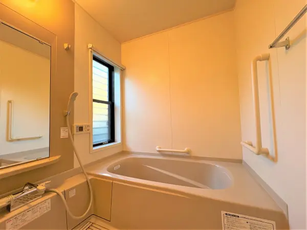 （南西側浴室）立ち上がりをサポートする手摺り付きで、シニア世代にも優しい設計です。