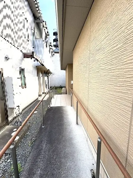 玄関前のスロープ