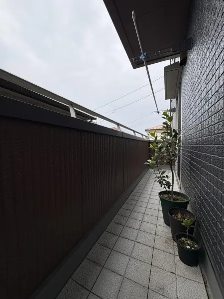 2階3階にはバルコニー2ヶ所ずつあり、掃き出し窓で広く陽光を取り込み
室内を明るくしてくれます。