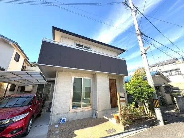 普通車・軽自動車を2台分停めていただける駐車スペースがございます。カーポート付きです。