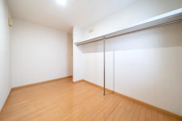納戸約5.0帖。ウォークインクローゼットとしてもお使いいただける、ハンガーポールが設置されています。