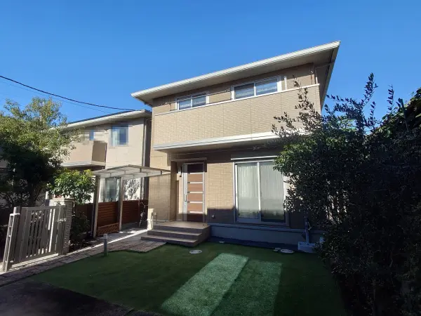 防犯性を高める、カーゲートが設けられています。徒歩10分圏内に小学校や買い物施設が揃う住環境です。