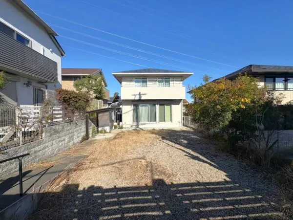 南向きで日あたり良好。リビング上部は吹抜けが設けられ、明るく開放的な空間でお寛ぎいただけます。