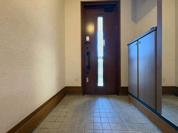 姿見付きのシューズボックスが設置。ダブルロックドアが採用されています。/2020年玄関ドア交換