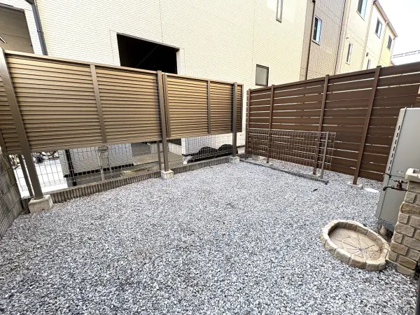 北向きの庭は、落ち着いた雰囲気で夏の暑さを和らげ、心地よいひんやり感が感じられる癒しの空間です。