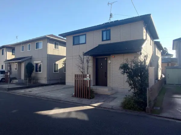 スーパーやコンビニなどが徒歩12分圏内！小学校まで徒歩10分圏内で、子育て世帯にもオススメです。