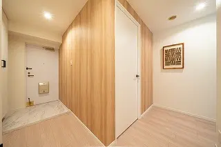 玄関は廊下にも物入があり、掃除用具や防災グッズなどを収納できます。