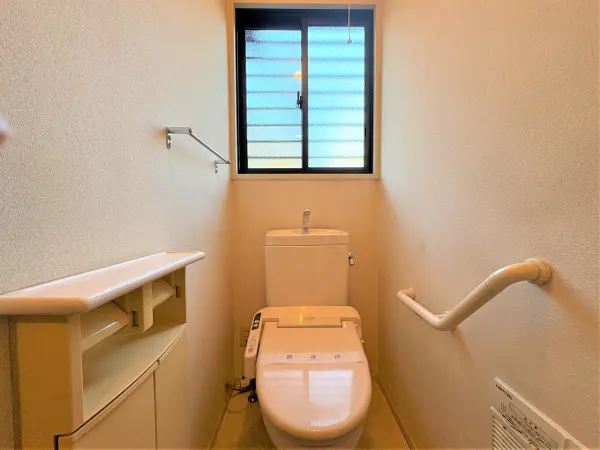 （南西側トイレ）毎日清潔に利用できる、温水洗浄便座付きのトイレです。