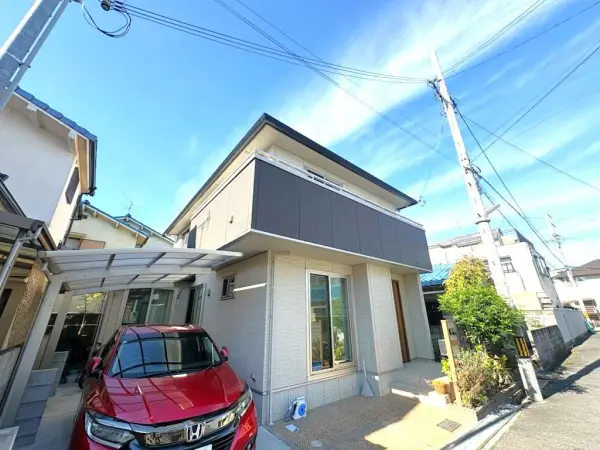 普通車・軽自動車を2台分停めていただける駐車スペースがございます。カーポート付きです。