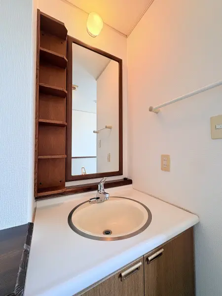 2階廊下にも洗面台がございます。