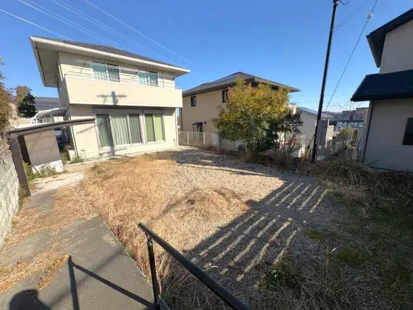 南向きで日あたり良好。リビング上部は吹抜けが設けられ、明るく開放的な空間でお寛ぎいただけます。