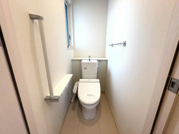 トイレは1・2階の2ヶ所。来客時に気を遣うことなく利用でき、忙しい朝も慌てずにすみそうです。