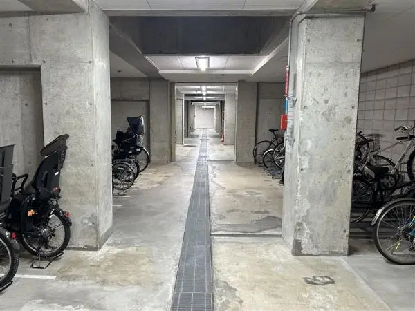 屋内に駐輪場があるので、雨風から自転車を守ることができます。(空き有：2025年2月6日現在)