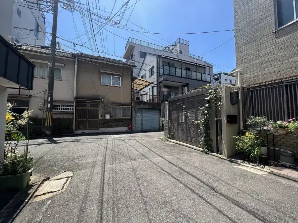 建築条件なし売土地！西・南・東の三方が道路に接しているため日当たり、通風良好な土地です。