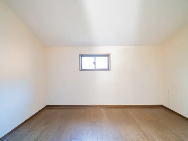 2階に設けられた納戸。収納スペースとしてはもちろん作業スペースや趣味部屋として使うことも可能です。