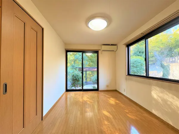 （1階洋室約7.5帖）衣類や生活雑貨を収納できる、クローゼットが設けられています。