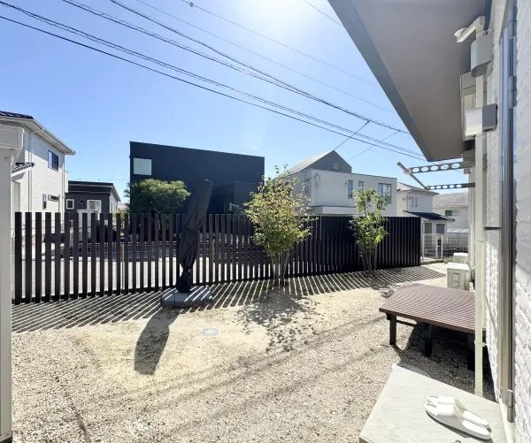 広々お庭。目隠しフェンスがあり南側道路からの視線を遮ります。