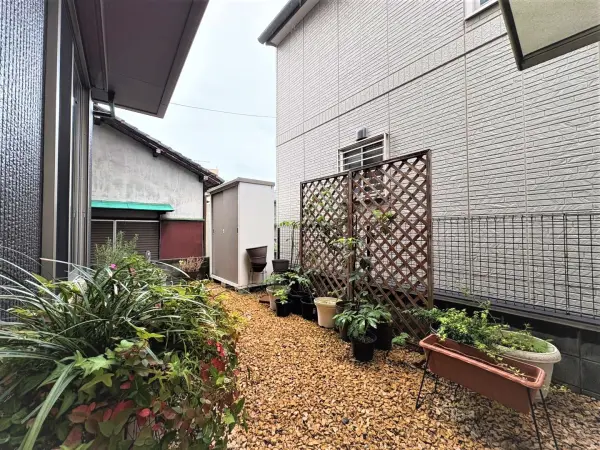 庭には季節の草花や木々を植えられ、四季折々の表情を楽しみながら心豊かな時間をお過ごしいただけます。