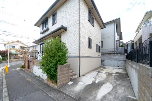 東南角地に位置します。駐車スペースは2台分ございます。ご内覧希望やご質問等ぜひお問い合わせください。