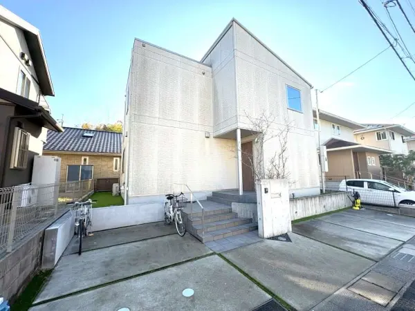 駐車スペースは2台分ございます（車種による制限あり）。電気自動車用コンセントも備わっています。