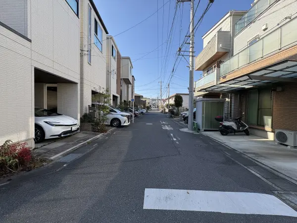 北側前面道路/前面道路の幅員は6.0mあります。お車の出し入れもゆとりをもってできそうですね。