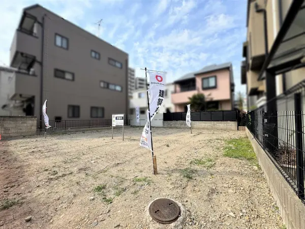 現地写真右側から
周囲はすでに建物が建っており実際の採光状況などを考慮してプランニングできます。