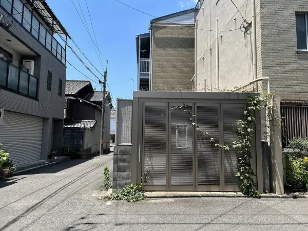 建築条件なし売土地！西・南・東の三方が道路に接しているため日当たり、通風良好な土地です。